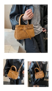 Details einer matten Wildleder-Beuteltasche in Braun mit Knotengürtel und Griff