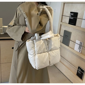 Dettaglio della borsa tote trapuntata panna con grandi quadri e ampio manico imbottito