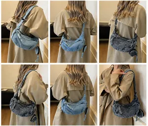 Detailansicht der Denim-Halbmondtasche in Hellblau und Dunkelgrau mit Münzfach