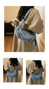 Detail der blauen Denim-Halbmondtasche mit passendem abnehmbarem rundem Mini-Münzfach