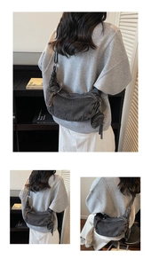 Detail der grau gewaschenen Denim-Halbmondtasche mit passender runder Mini-Geldbörse am Model