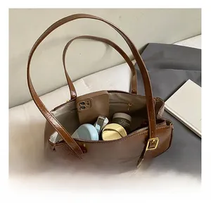 Vue intérieure du sac cabas marron montrant l'espace pour téléphone et maquillage