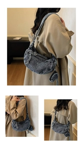 Detail der Vintage-Hobo-Tasche aus gewaschenem Denim mit passendem Mini-Reißverschlussbeutel