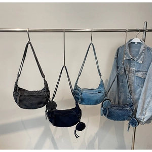 Mehrere Denim Hobo-Taschen in verschiedenen Waschungen mit passenden Münztaschen