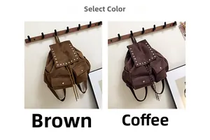 Détail de sacs à dos vintage en velours côtelé marron et café avec rivets métalliques
