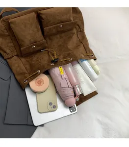 Sac à dos vintage en daim marron avec grande capacité pour tablette et effets personnels