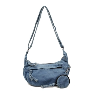 Hellblaue Denim-Hobo-Tasche mit Reißverschlusstasche und rundem Münzfach auf weißem Grund