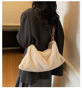 Dettaglio borsa a spalla beige in peluche con tracolla in pelle marrone e texture morbida