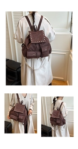 Détails du sac à dos vintage en daim marron avec rivets et fermeture à cordon