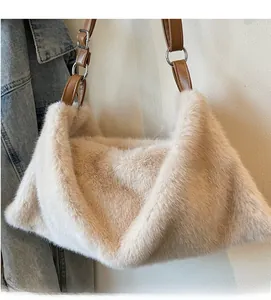 Détail du sac à épaule en fausse fourrure beige avec peluche douce et anses en cuir