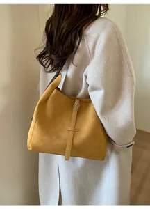 Détail du grand sac cabas jaune moutarde avec boucle métallique et texture mate douce