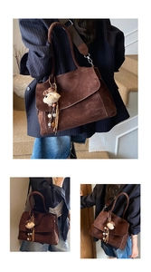 Dettaglio borsa tote vintage marrone opaco con texture scamosciata e ciondolo