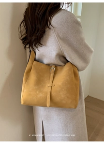 Gros plan du sac cabas rétro minimaliste avec finition mate et détails de la bandoulière