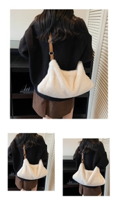 Dettaglio della borsa hobo in ecopelliccia bianca con tracolla regolabile in pelle marrone