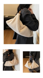 Dettaglio della borsa hobo in ecopelliccia beige con tracolla in pelle marrone e fibbia
