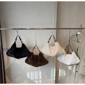 Sacs cabas en peluche de plusieurs couleurs avec fausse fourrure et anses en cuir