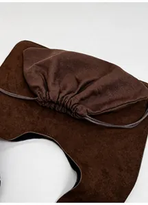 Detalle del bolso de gamuza marrón oscuro con una bolsa interior con cordón a juego