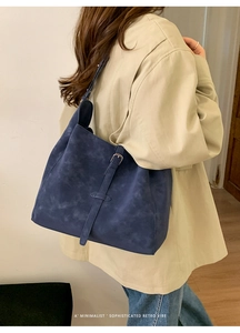 Sac cabas rétro minimaliste bleu foncé avec boucle montré dans un cadre quotidien