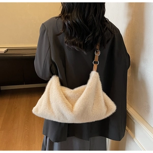 Gros plan du sac bandoulière en peluche avec sangle réglable en cuir marron