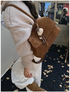 Borsa tote in pelle scamosciata marrone con ciondolo a cane in uno stile autunnale