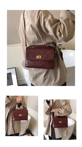Détail du sac en cuir matelassé bordeaux avec fermoir rotatif doré et bandoulière