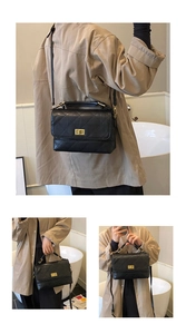 Détail du sac bandoulière matelassé noir avec fermoir doré et bandoulière longue