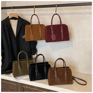 Détails des sacs Boston rétro en daim en marron, bordeaux, vert et noir avec poignées