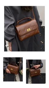 Détail d'un sac bandoulière matelassé marron vintage avec fermoir doré et bandoulière