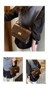 Vue détaillée du sac à bandoulière matelassé marron foncé avec fermoir doré tournant