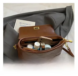 Vue intérieure d'un sac bandoulière matelassé marron avec grand espace de rangement