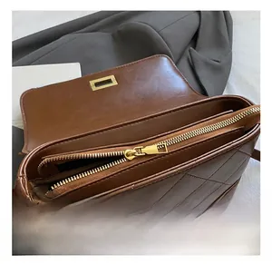 Vue détaillée de l'intérieur du sac à main en cuir matelassé marron avec fermeture dorée