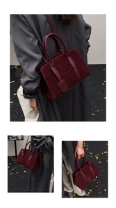 Vue en trois volets d'un sac Boston bordeaux mat porté en bandoulière et à la main