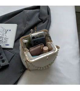 Vue intérieure d'une pochette en fausse fourrure blanche avec poignée en perles