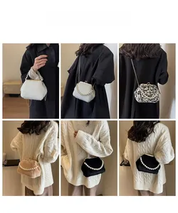 Detailansicht der Plüsch-Muscheltaschen mit Perlengriffen und Metallketten in 4 Farben