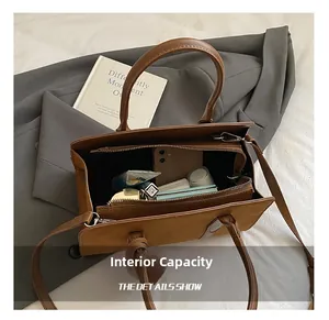 Vue de dessus du compartiment intérieur offrant un grand espace pour maquillage et accessoires