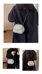 Detailansicht der weißen Kunstpelztasche mit Perlengriff und goldenem Verschluss