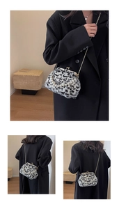 Detail der Crossbody-Tasche mit Leopardenmuster, Perlengriff und goldener Kettenriemen