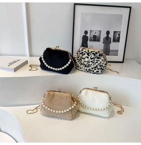 Sacs à main chic en fausse fourrure avec poignées en perles et bandoulières en chaîne