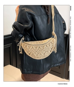 Détail du sac bandoulière bohème en tissage crème avec longues franges sur modèle