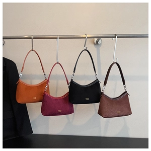 Detailansicht von Wildleder-Unterarmtaschen in Orange, Burgund, Schwarz und Braun
