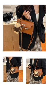 Bolso Kelly retro de cuero marrón para mujer, elegante bolso de hombro con bonito oso.