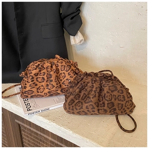 Dettaglio di due borse a nuvola pieghettate con stampa leopardata in toni marroni