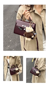 Bolso de mano vintage burdeos para mujer bandolera hombro con tierno colgante de oso.