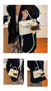 Bolso de mano blanco estilo Kelly para mujer con dije de oso bonito y correa cruzada