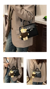 Elegante bolso de mano estilo Kelly negro con bonito colgante de oso para mujeres.