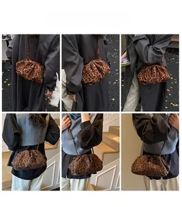 Molteplici viste della borsa a tracolla con stampa leopardata in ambienti urbani