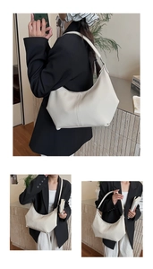 Détail du sac hobo en cuir grainé blanc cassé avec couture verticale et bandoulière