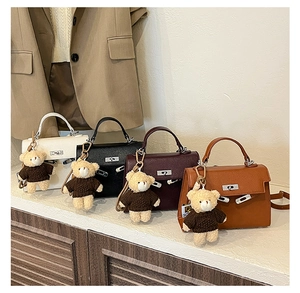 Bolso de hombro retro de cuero para mujer con un lindo colgante de oso elegante.