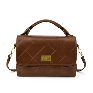 Borsa a mano trapuntata marrone scuro con chiusura a rotazione dorata e manico elegante