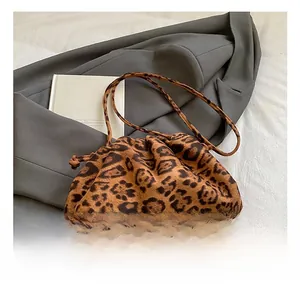 Dettaglio borsa nuvola leopardata con coulisse e sottili spalline su sfondo neutro